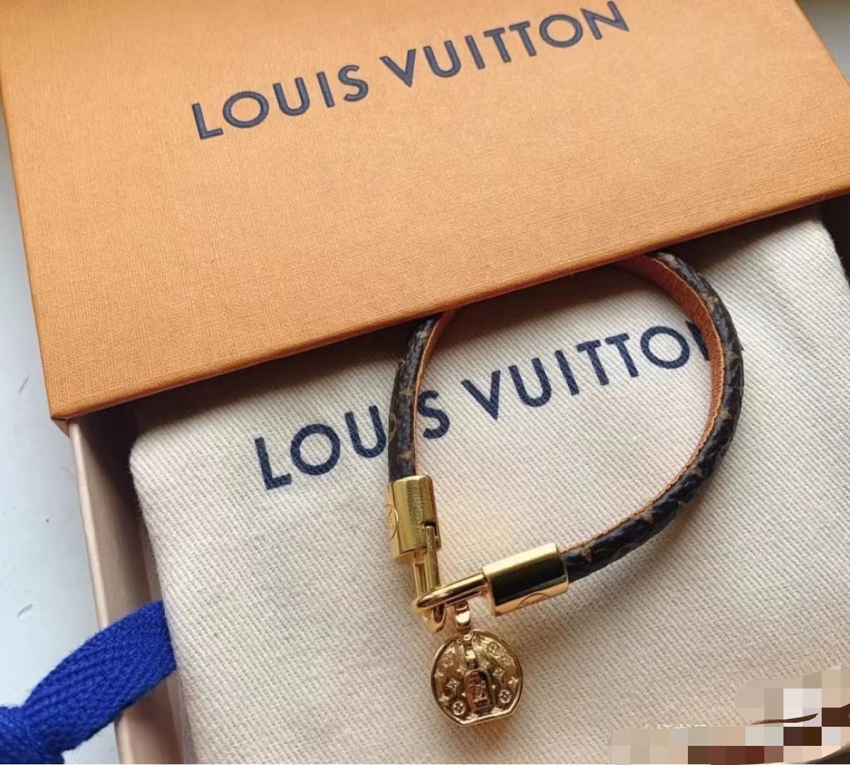 Bag Motif Bangle in Gold-Tone – Bag Detail – Design 002 side detail