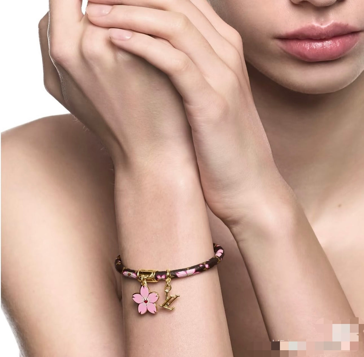 Geometric Emblem Bangle in Gold-Tone – Leather Detail – Design 003 detail view