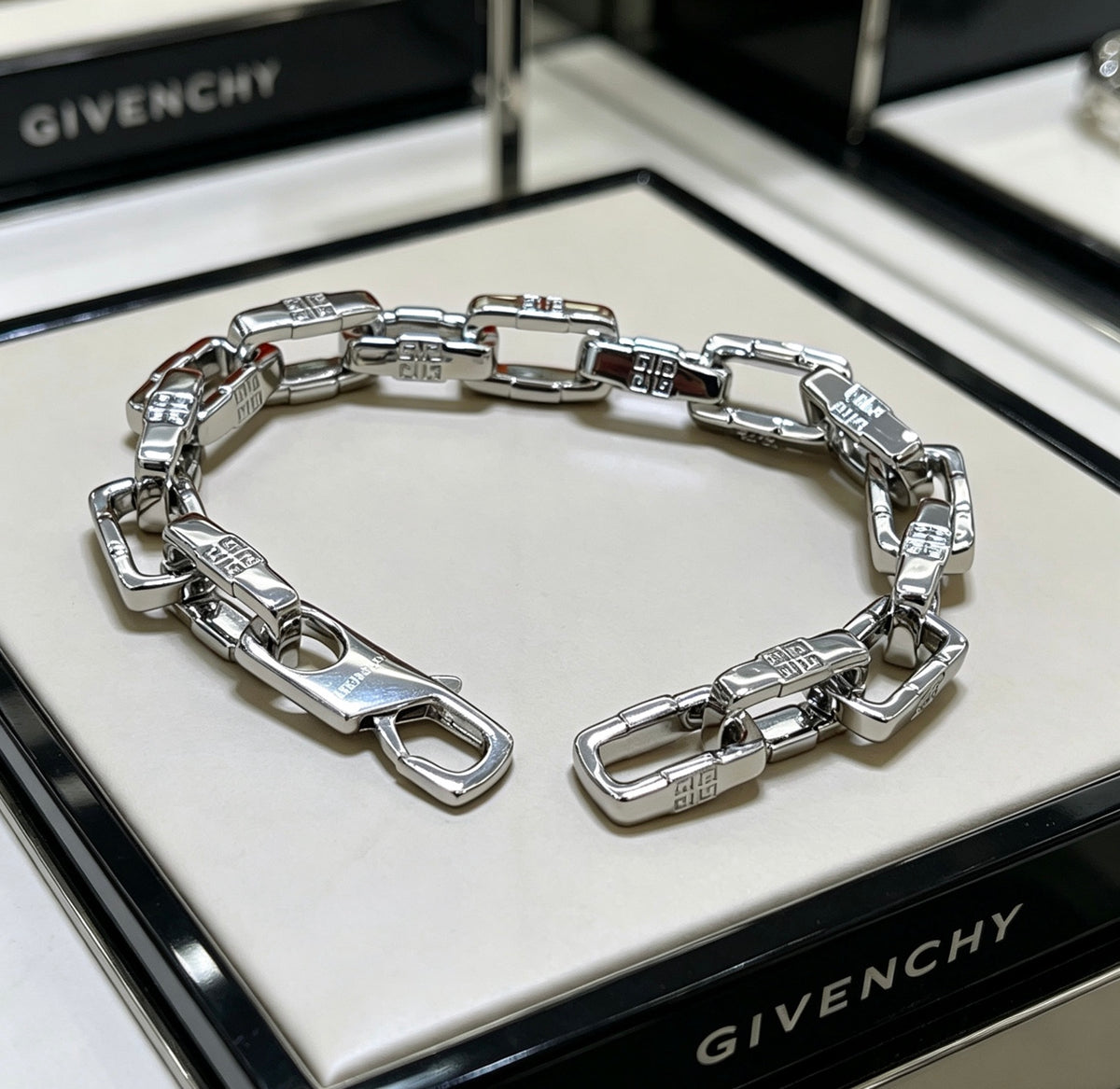 4G Emblem Emblem Bracelet – Design 11 front view