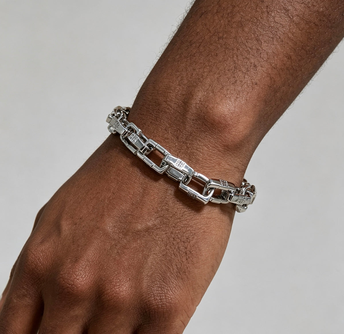 4G Emblem Emblem Bracelet – Design 11 detail view