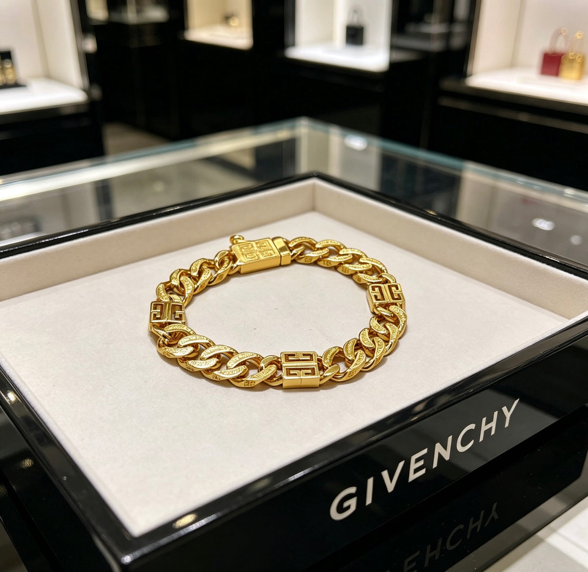 Floral Bracelet in Gold-Tone – Design 008 close-up detail