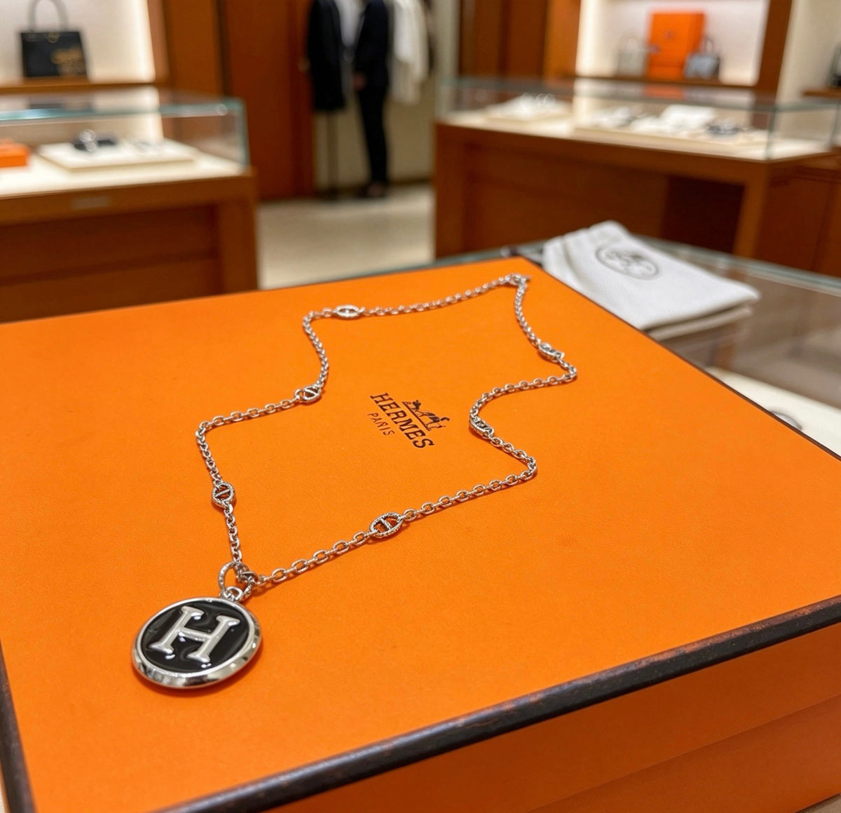 Toggle Pendant Necklace in Polished Metal-Tone – Toggle Detail – Design 015 side detail