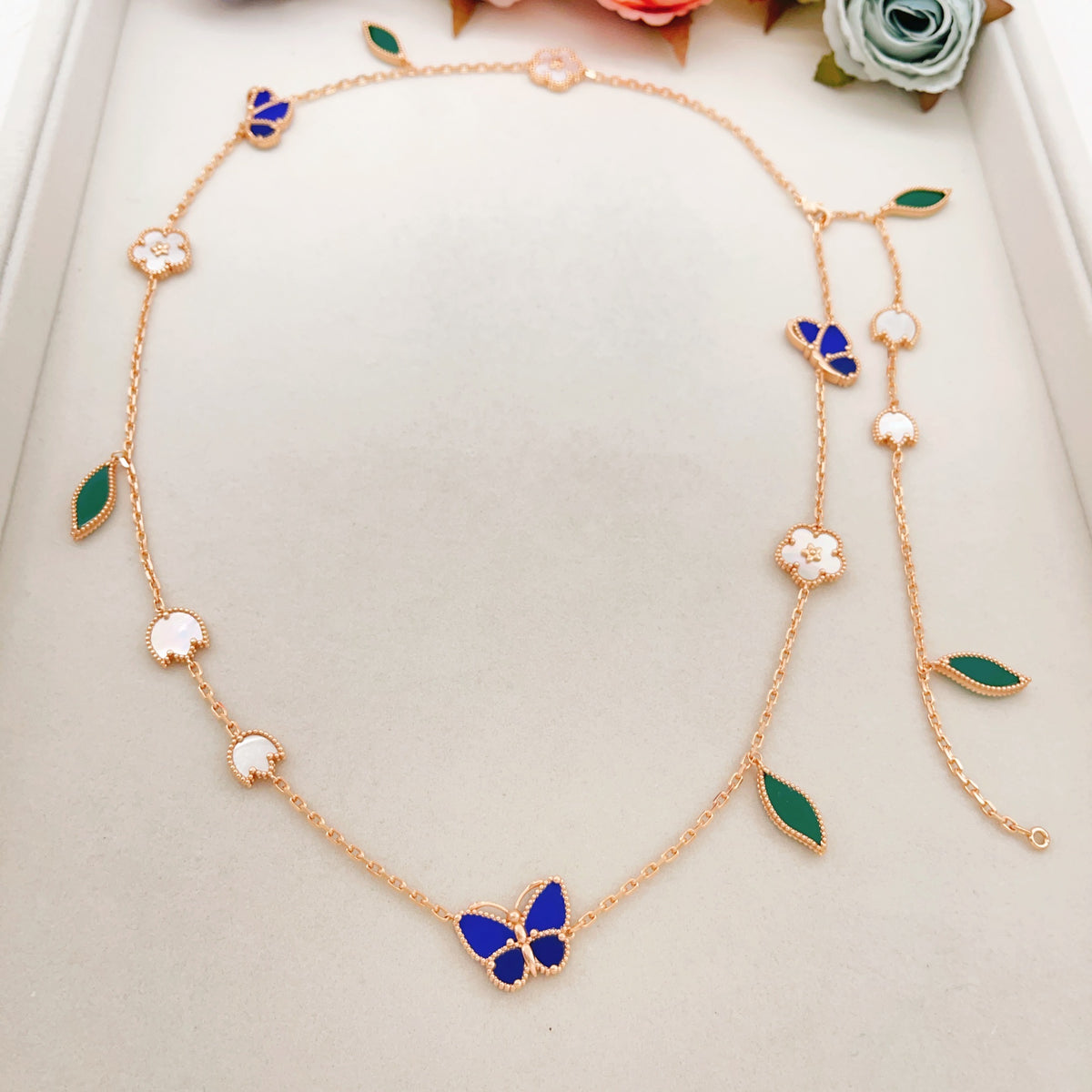 Butterfly Pendant Necklace in Rose-Gold-Tone – Rose Gold – Design 02 close-up detail