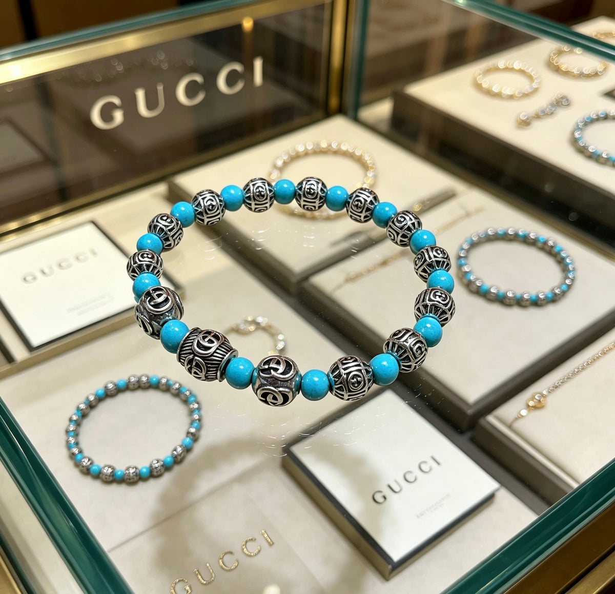 Double-G Emblem Beaded Bracelet in Polished Metal-Tone – Agate Detail – Design 023 side detail