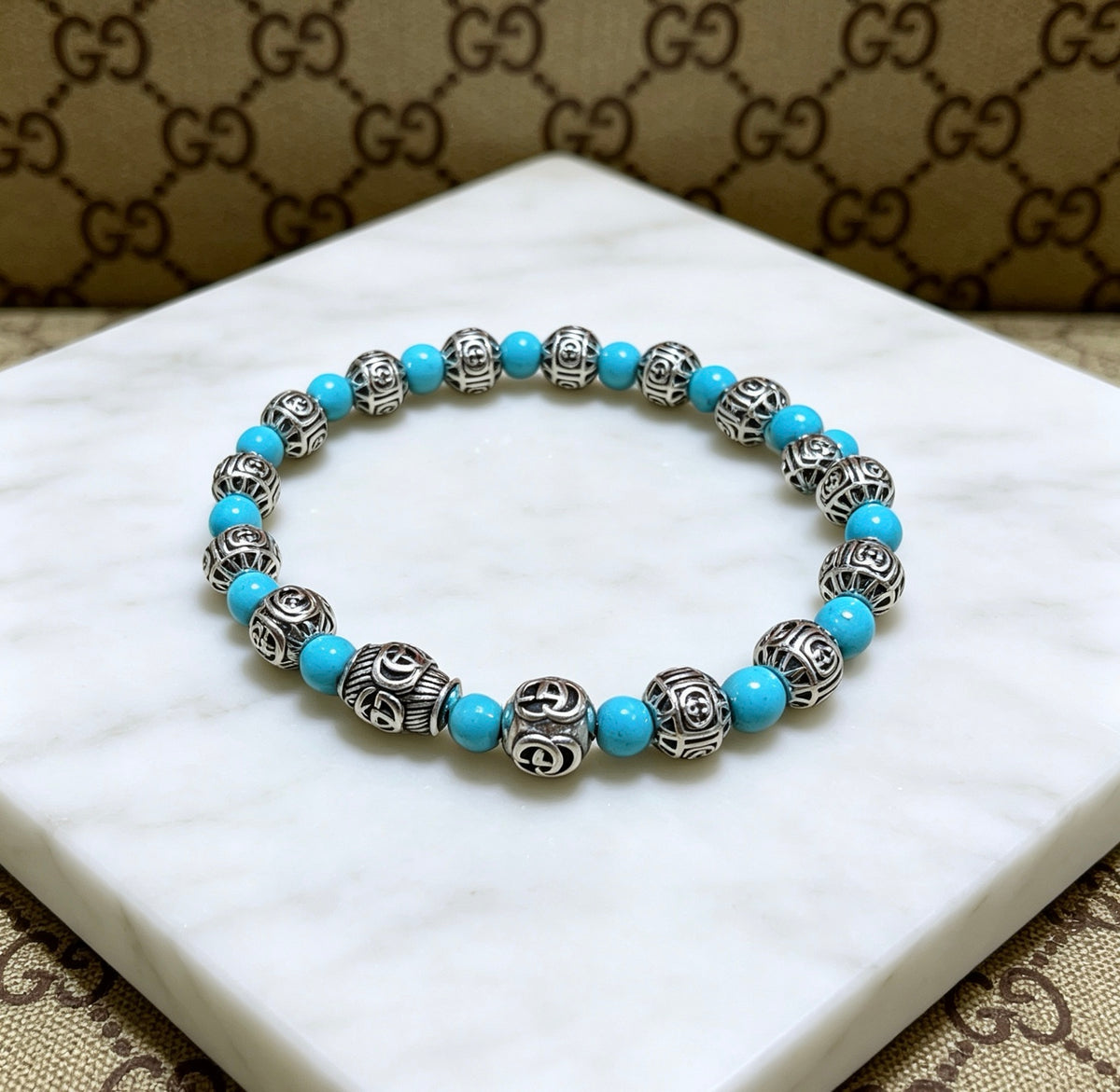 Double-G Emblem Beaded Bracelet in Polished Metal-Tone – Agate Detail – Design 023 close-up detail