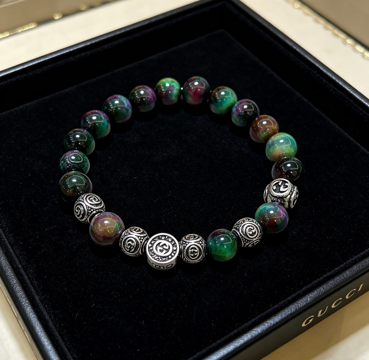 Double-G Emblem Beaded Bracelet in Polished Metal-Tone – Agate Detail – Design 011 side detail