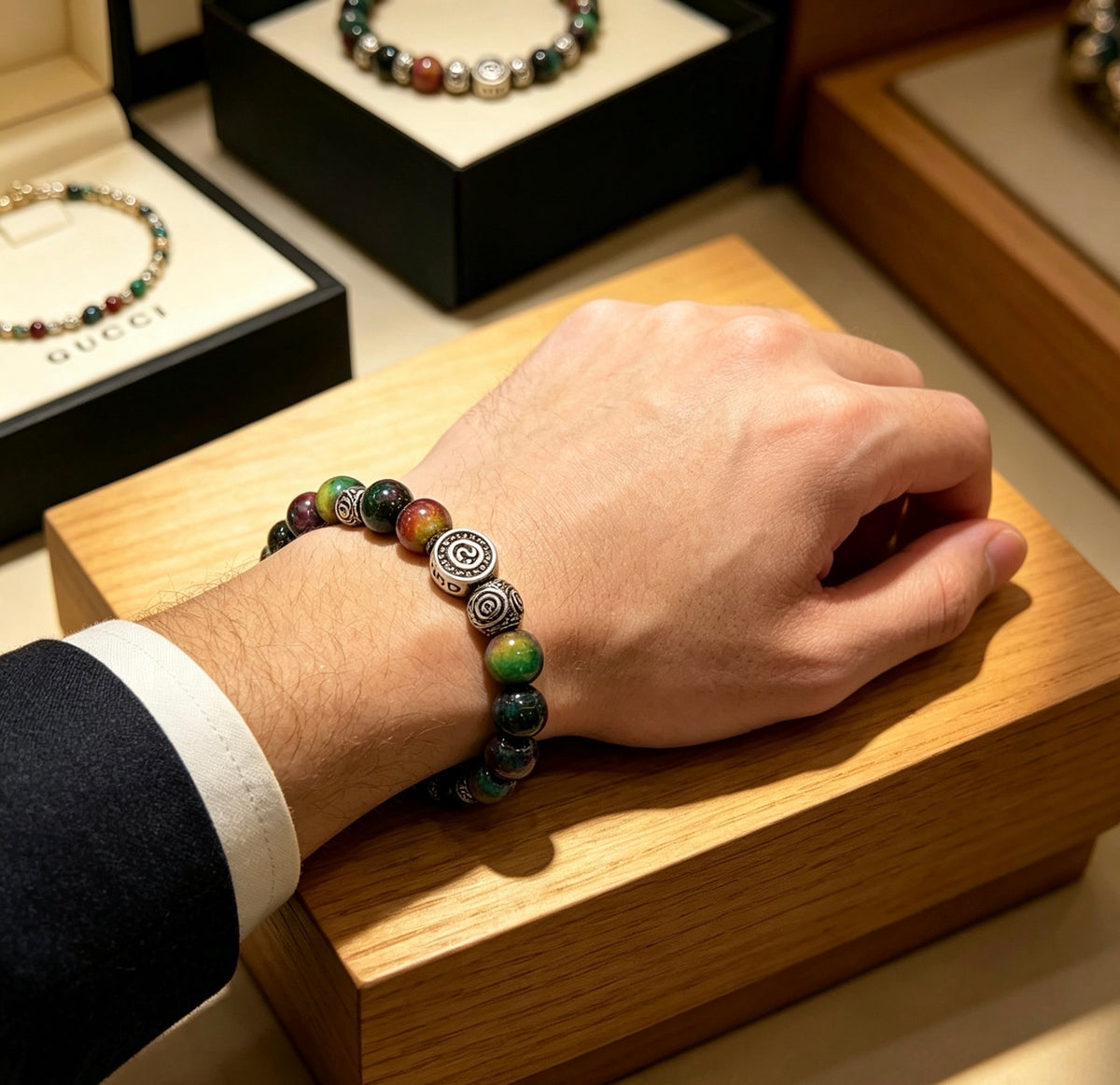 Double-G Emblem Beaded Bracelet in Polished Metal-Tone – Agate Detail – Design 011 detail view