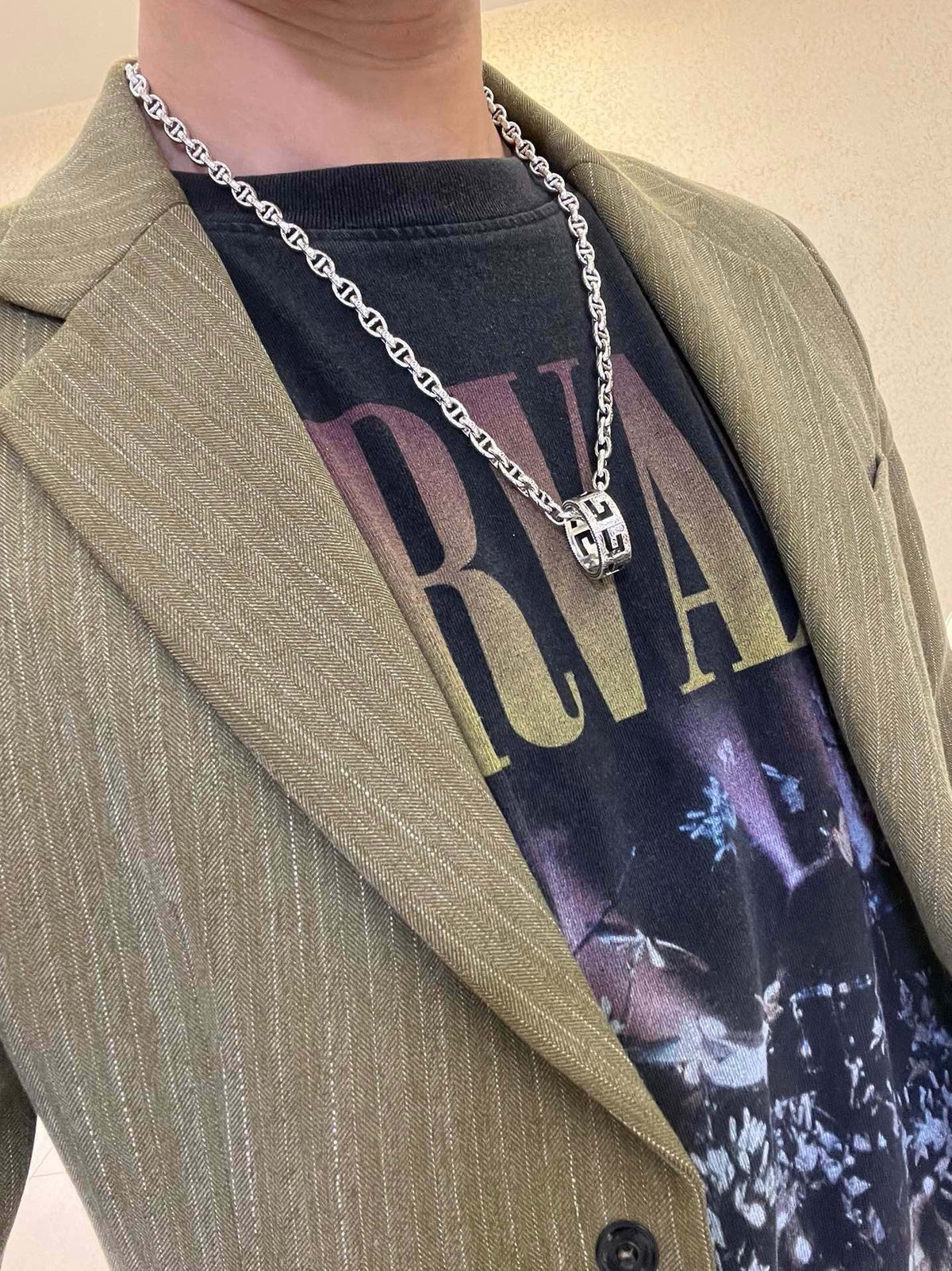 Double-G Emblem Pendant Necklace in Polished Metal-Tone – Vintage Detail – Design 054 detail view