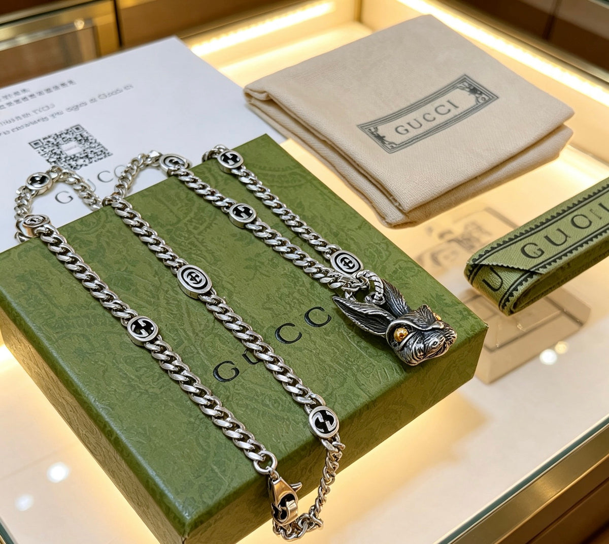 Double-G Emblem Pendant Necklace in Silver-Tone – Vintage Detail – Design 052 close-up detail