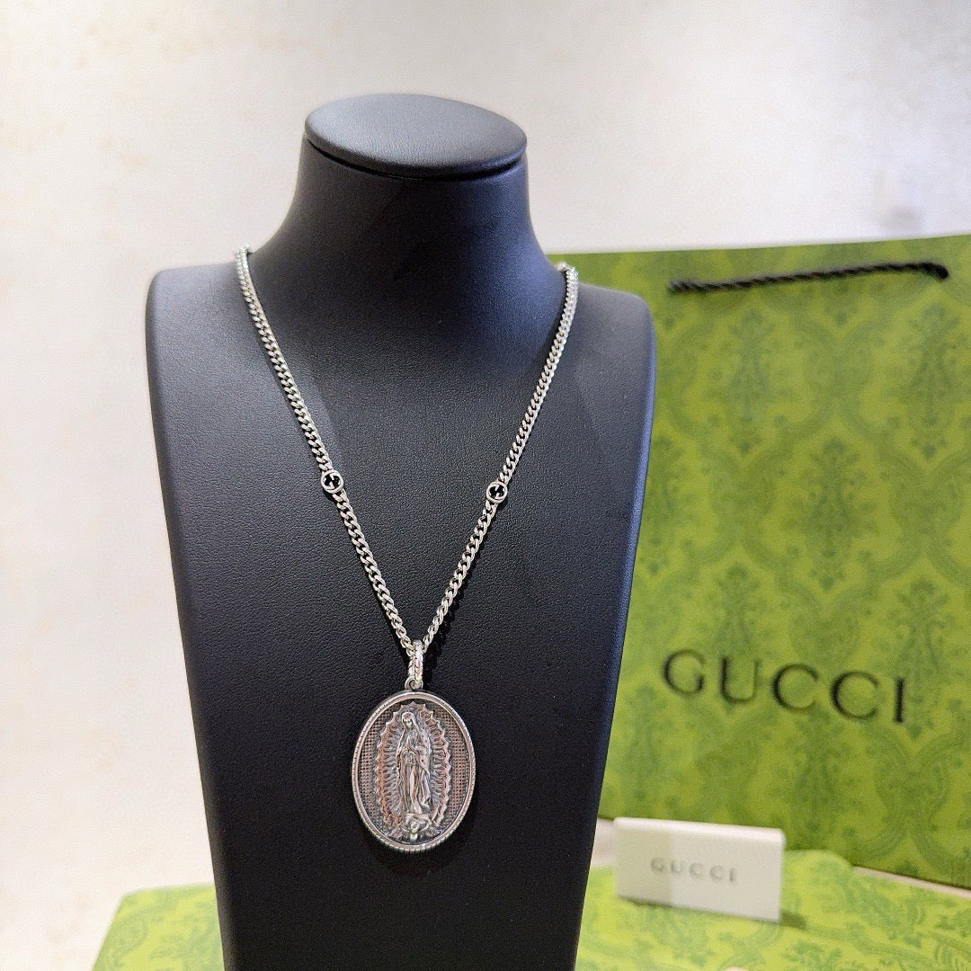 Double-G Emblem Pendant Necklace in Silver-Tone – Vintage Detail – Design 051 side detail