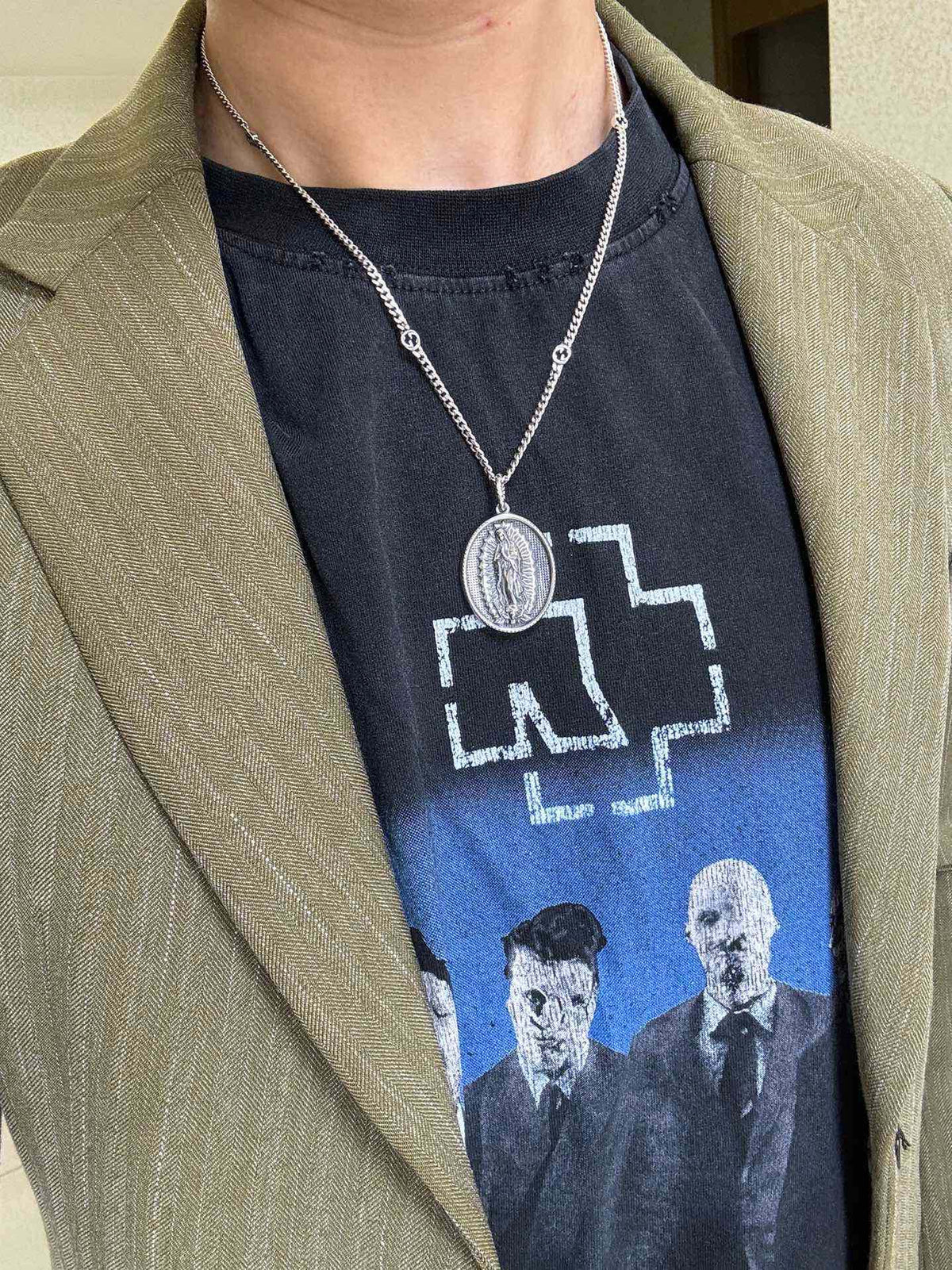 Double-G Emblem Pendant Necklace in Silver-Tone – Vintage Detail – Design 017 detail view