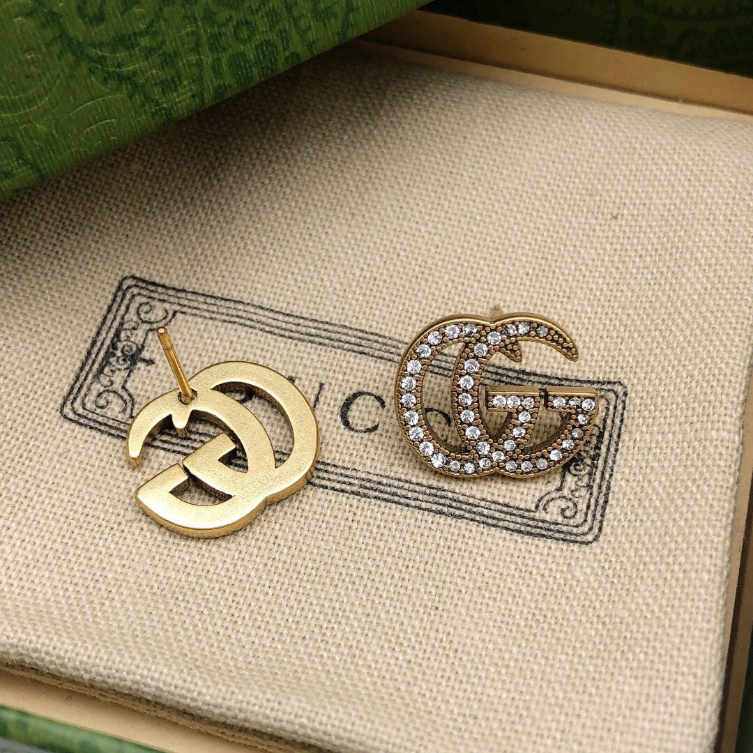 Double-G Emblem Stud Earrings in Polished Metal-Tone – Design 021 close-up detail