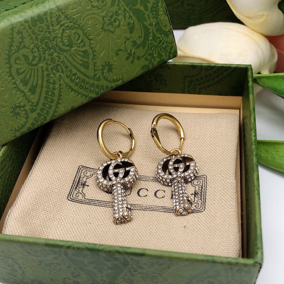 Double-G Emblem Stud Earrings in Silver-Tone – Vintage Detail side detail