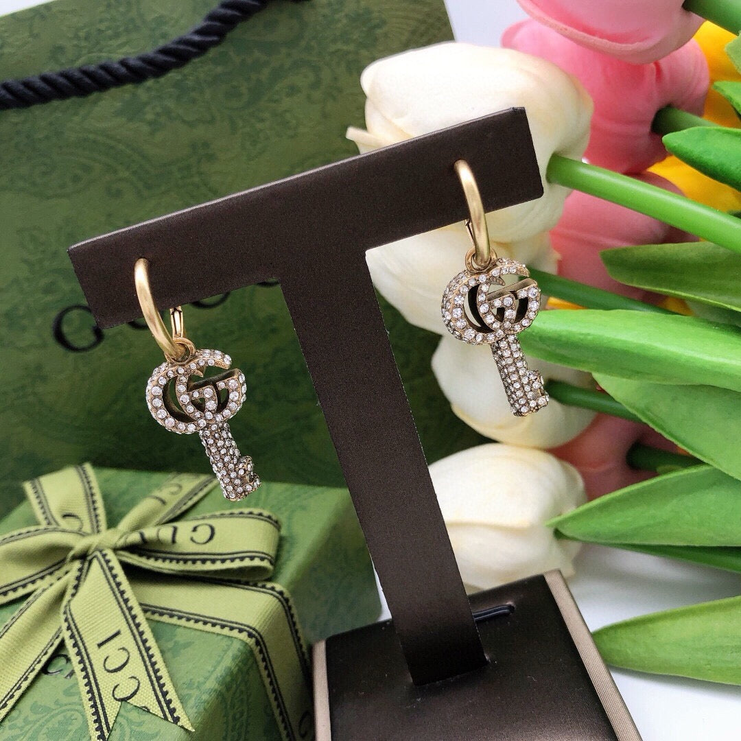 Double-G Emblem Stud Earrings in Silver-Tone – Vintage Detail detail view