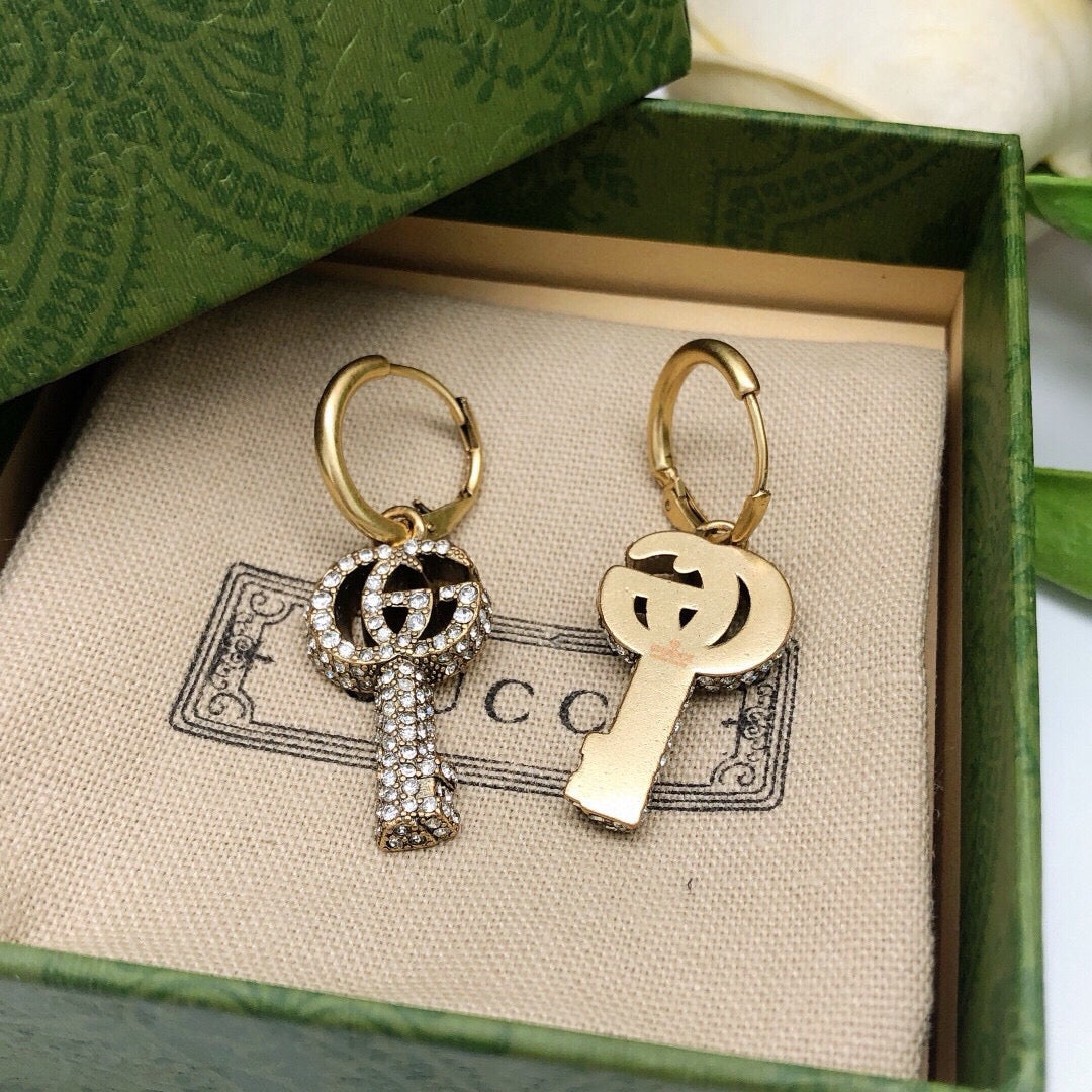 Double-G Emblem Stud Earrings in Silver-Tone – Vintage Detail close-up detail