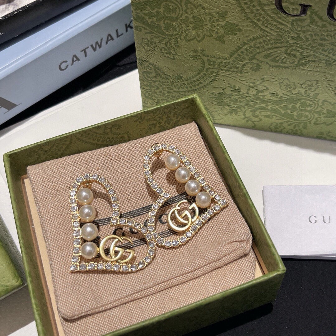Double-G Emblem Stud Earrings in Polished Metal-Tone – Design 020 side detail