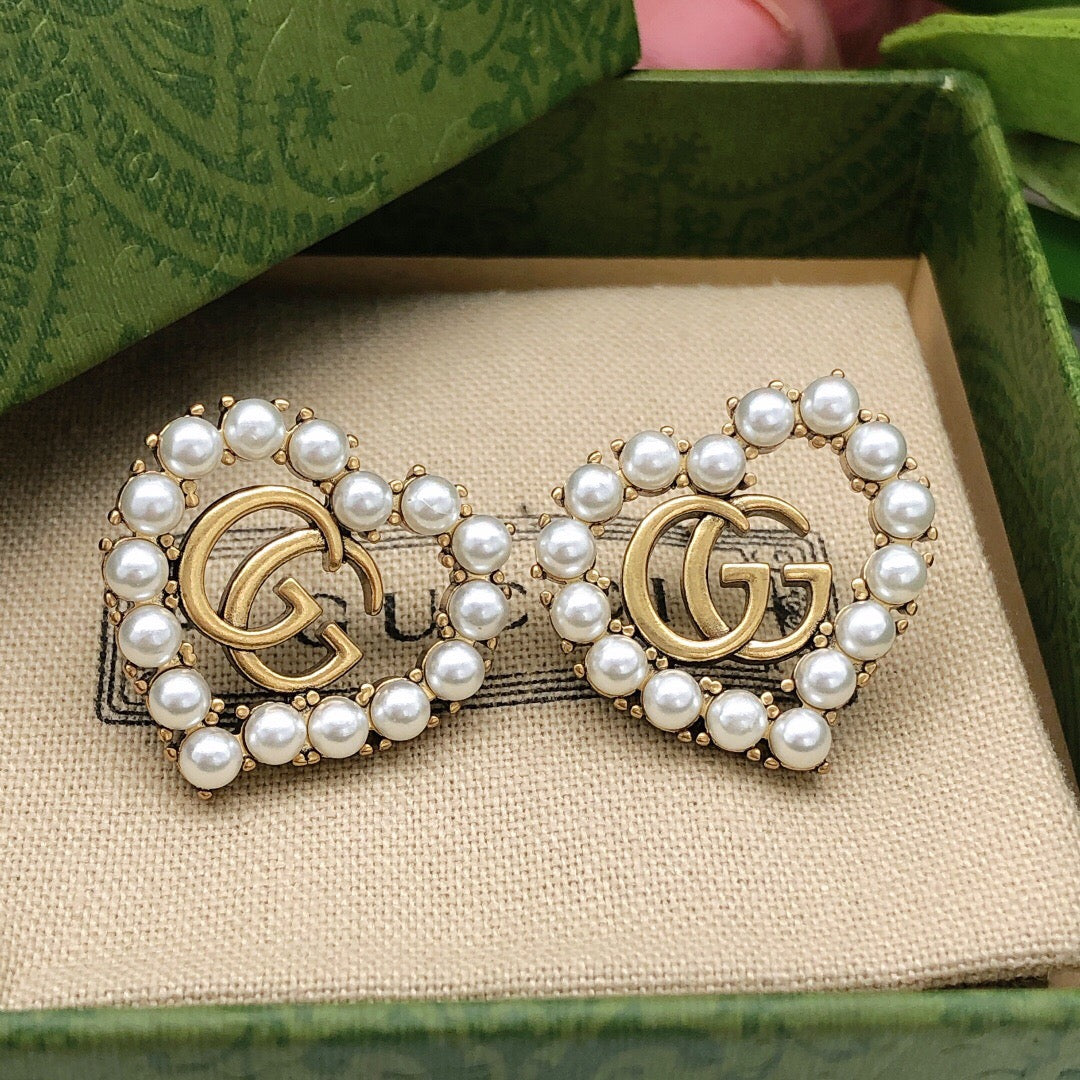Double-G Emblem Stud Earrings in Polished Metal-Tone – Design 019 close-up detail