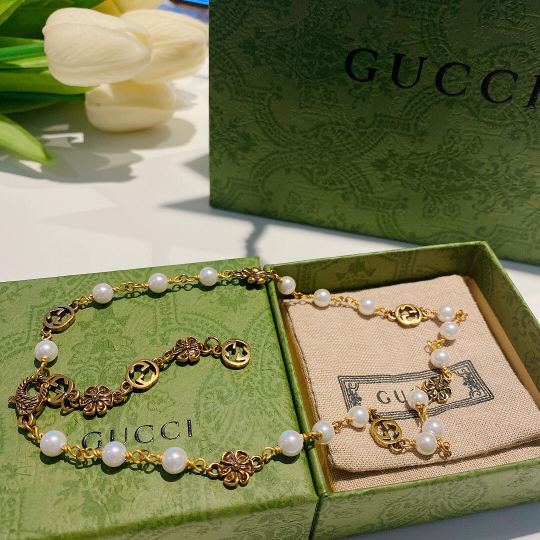 Letter Pearl-Detail Pendant Necklace – Pearl Detail – Design 004 detail view