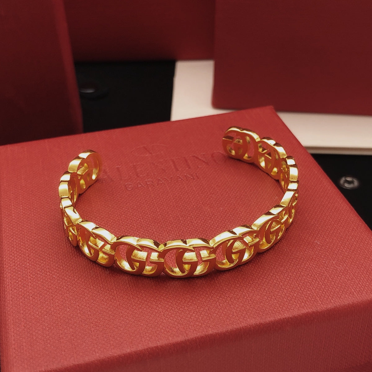 Geometric Emblem Bangle in Gold-Tone – Design 002 side detail