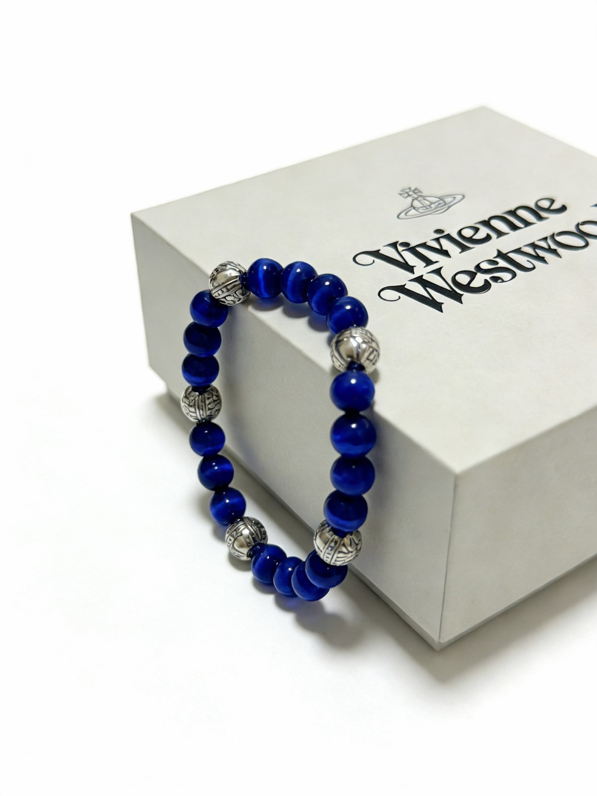 Orb-Inspired Emblem Bracelet in Silver-Tone – Vintage Detail – Design 013 detail view