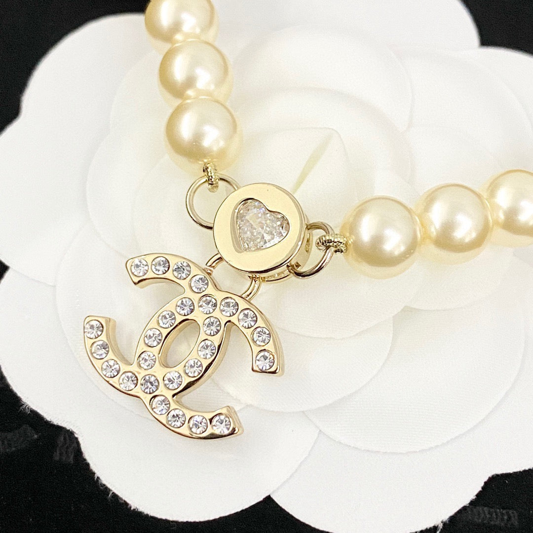 Pearl Pearl-Detail Pendant Necklace – Pearl Detail – Design 023 close-up detail