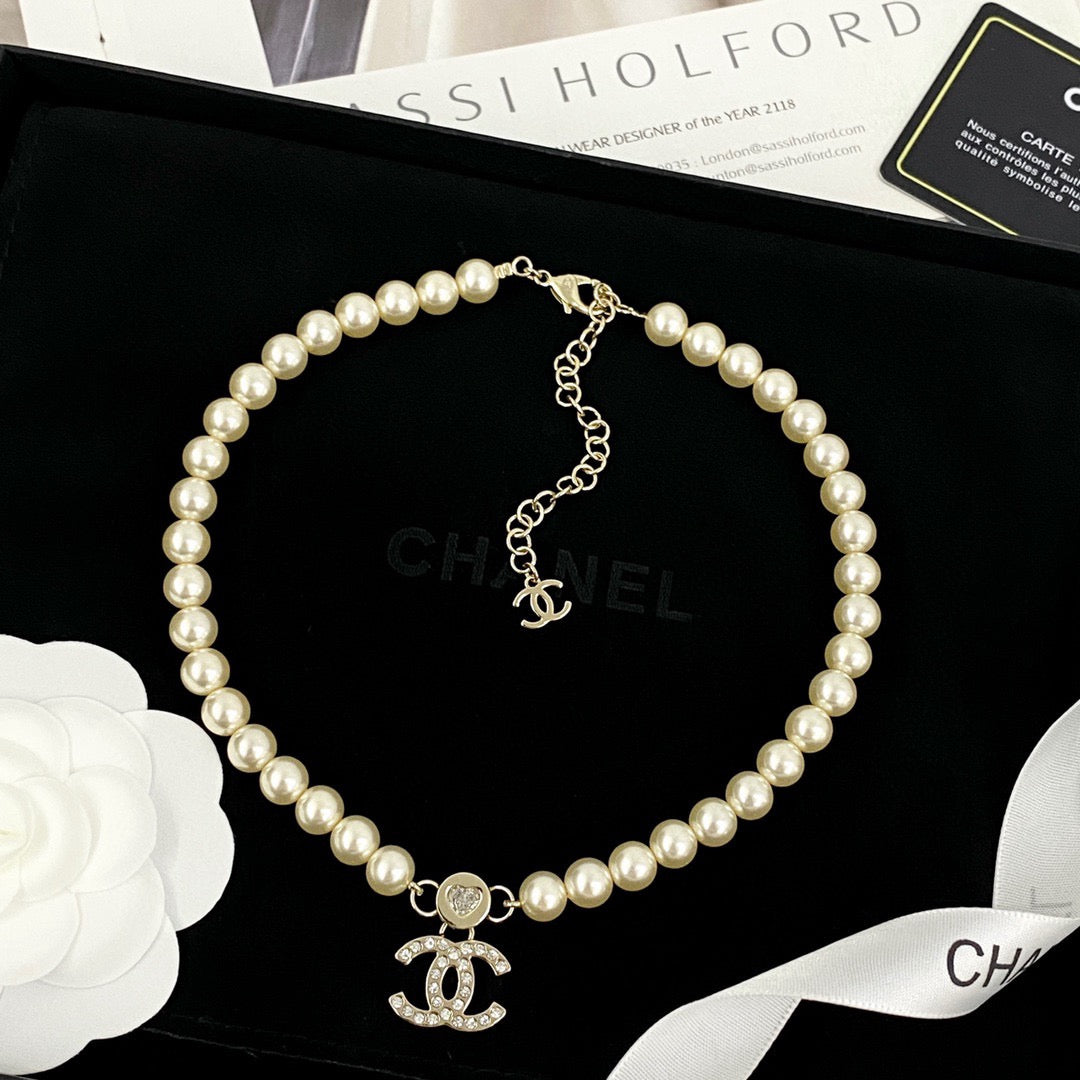 Pearl Pearl-Detail Pendant Necklace – Pearl Detail – Design 023 detail view
