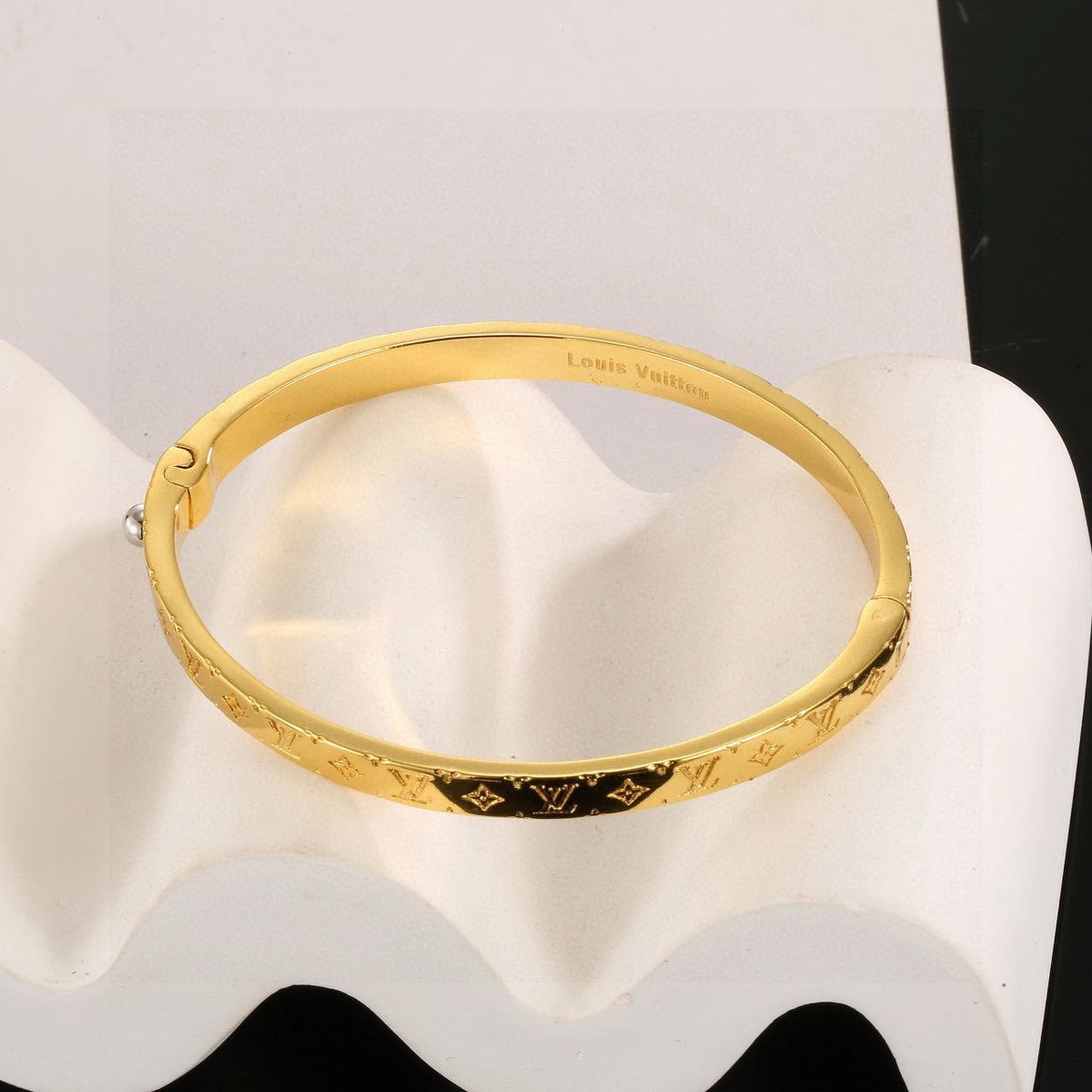 Clover Bangle in Polished Metal-Tone – Clover Detail – Design 015 styled product view