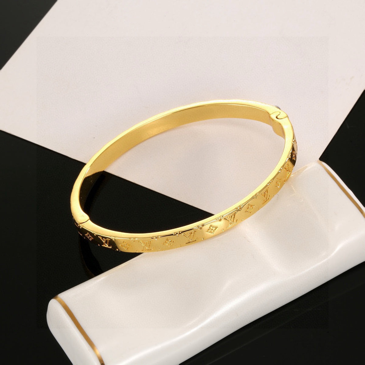Clover Bangle in Polished Metal-Tone – Clover Detail – Design 007 detail view