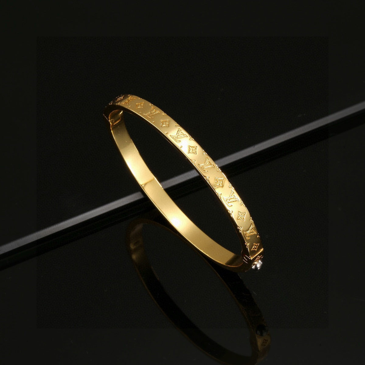 Clover Bangle in Polished Metal-Tone – Clover Detail – Design 007 close-up detail