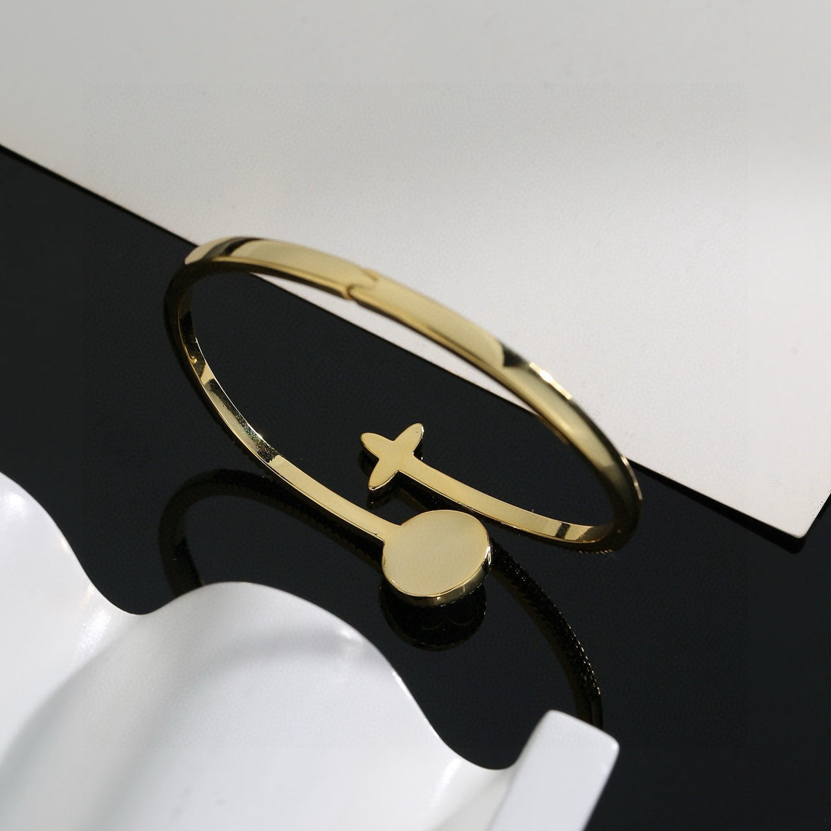 Clover Bangle in Polished Metal-Tone – Clover Detail – Design 006 detail view
