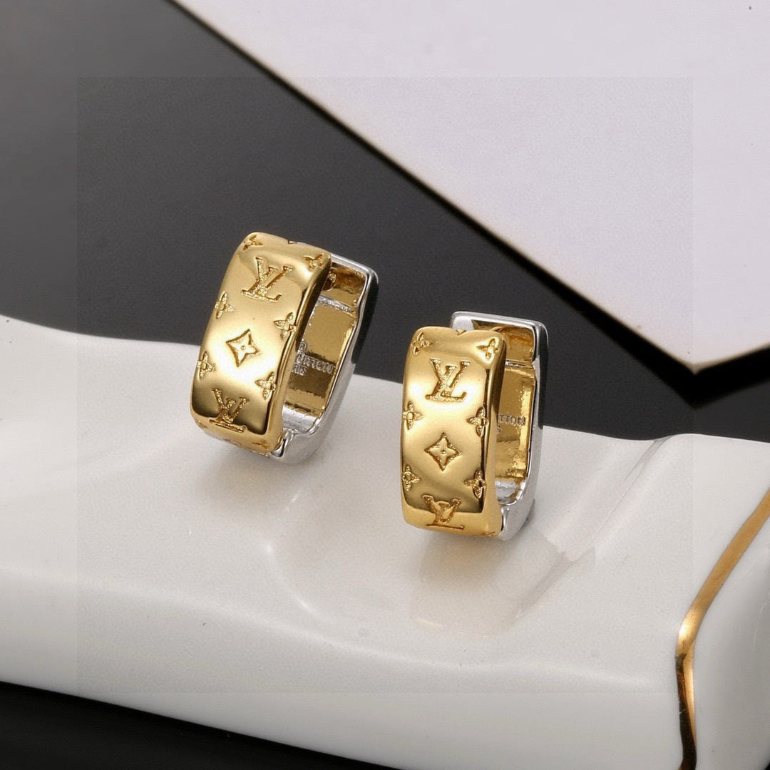 Clover Stud Earrings in Polished Metal-Tone – Clover Detail – Design 015 close-up detail