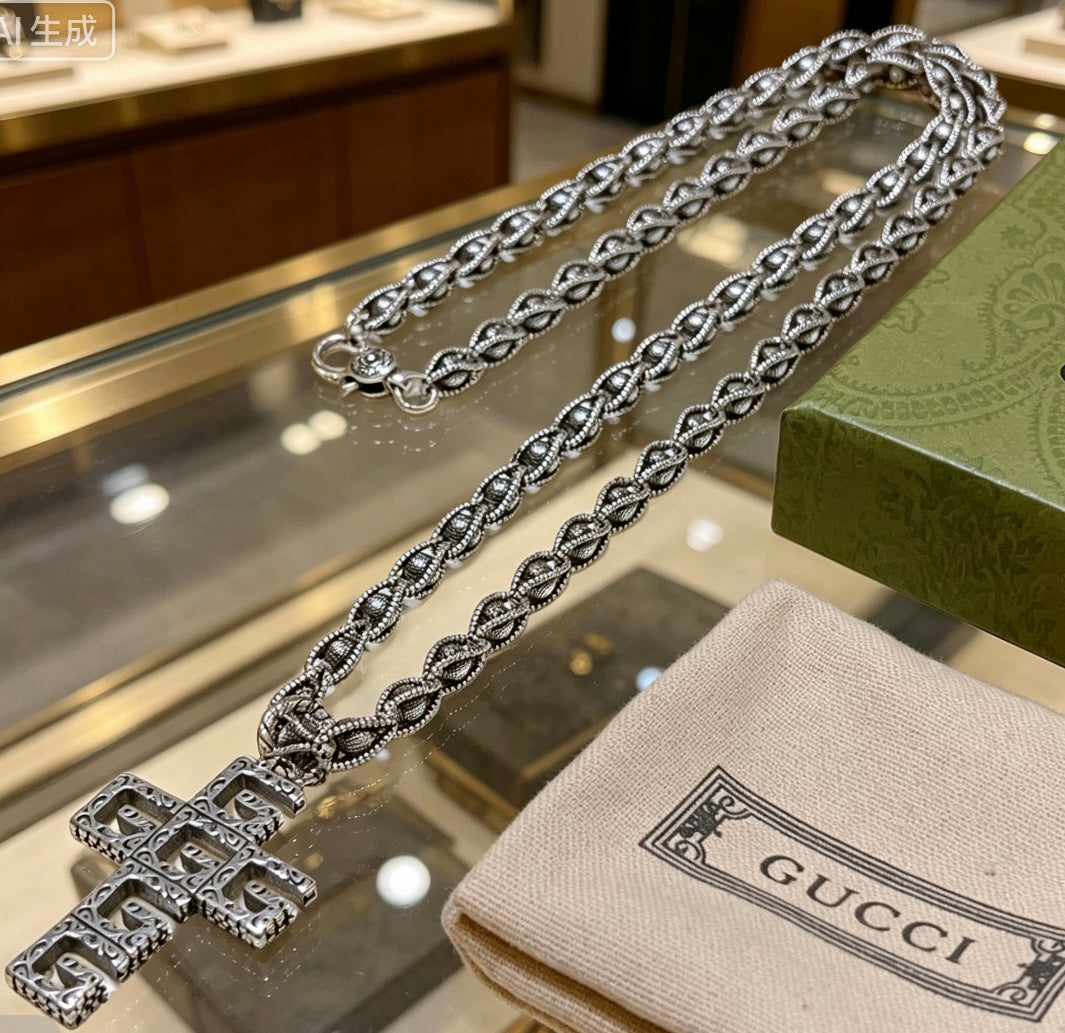 Double-G Emblem Pendant Necklace in Silver-Tone – Vintage Detail – Design 050 detail view
