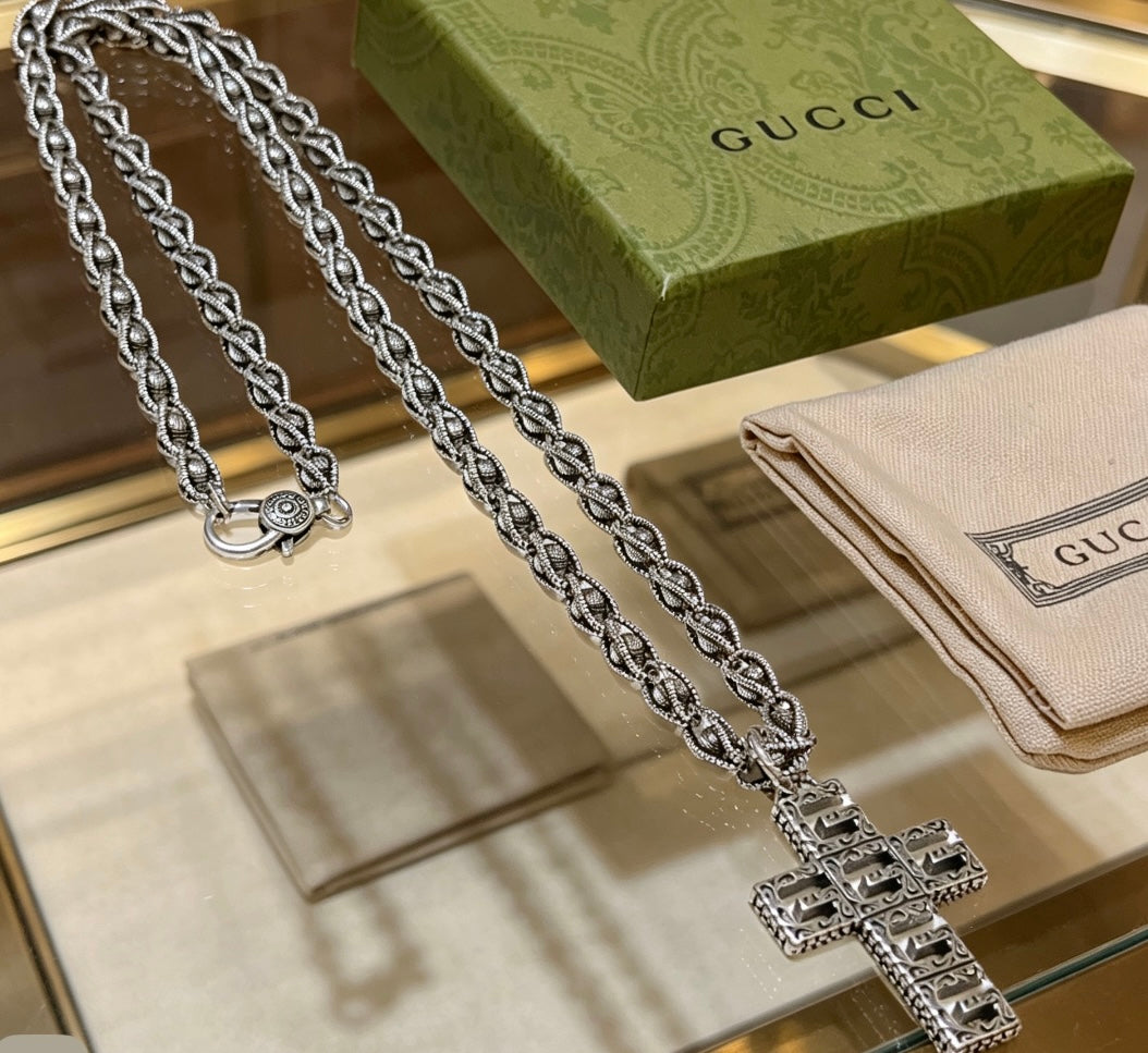Double-G Emblem Pendant Necklace in Silver-Tone – Vintage Detail – Design 050 side detail