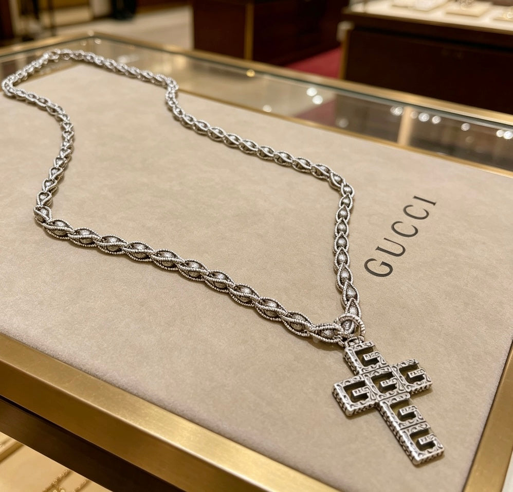 Double-G Emblem Pendant Necklace in Silver-Tone – Vintage Detail – Design 022 main product view
