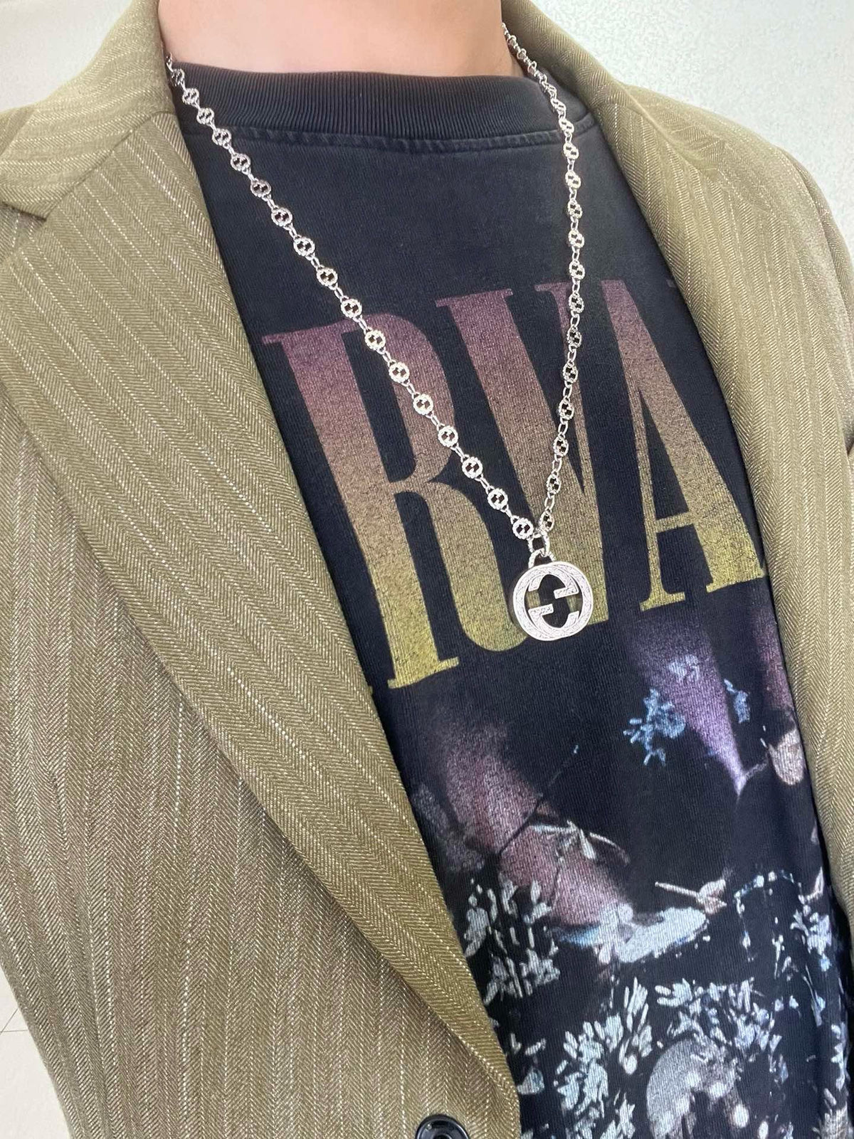 Double-G Emblem Pendant Necklace in Polished Metal-Tone – Vintage Detail – Design 023 detail view