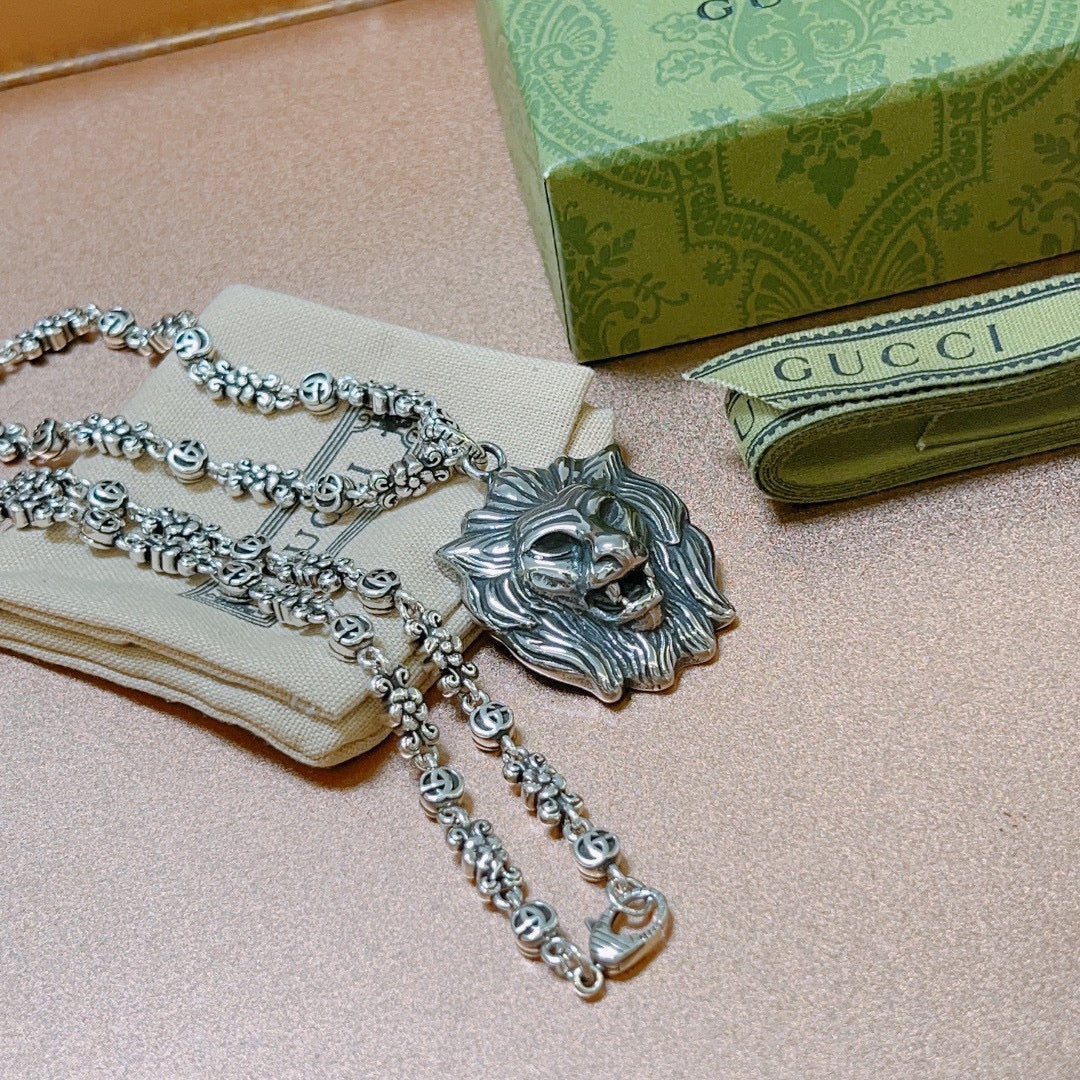 Chain Pendant Necklace in Polished Metal-Tone – Vintage Detail – Design 005 close-up detail