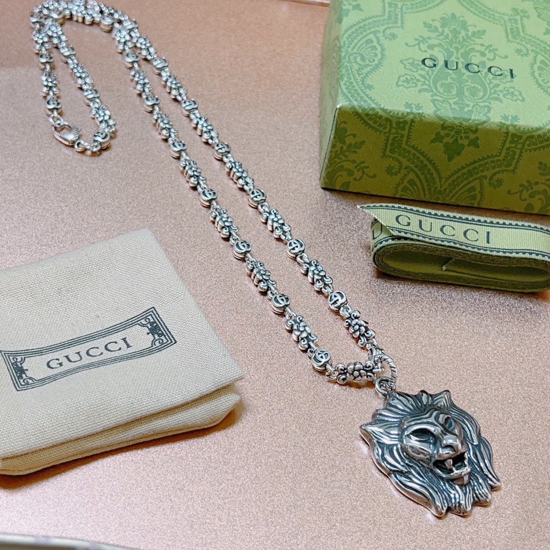 Chain Pendant Necklace in Polished Metal-Tone – Vintage Detail – Design 005 side detail