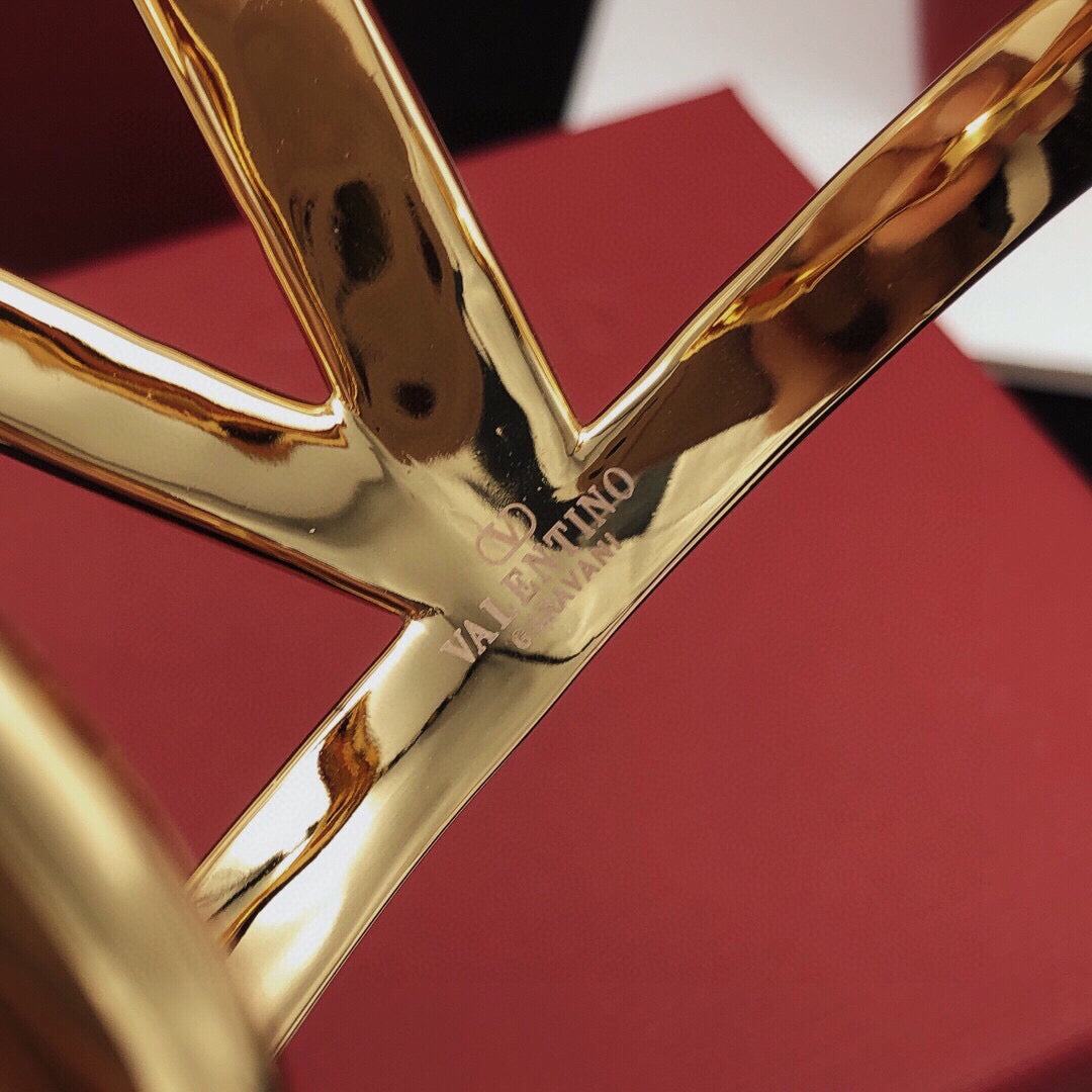 Signature Emblem Cuff Bracelet in Gold-Tone – Design 04 side detail