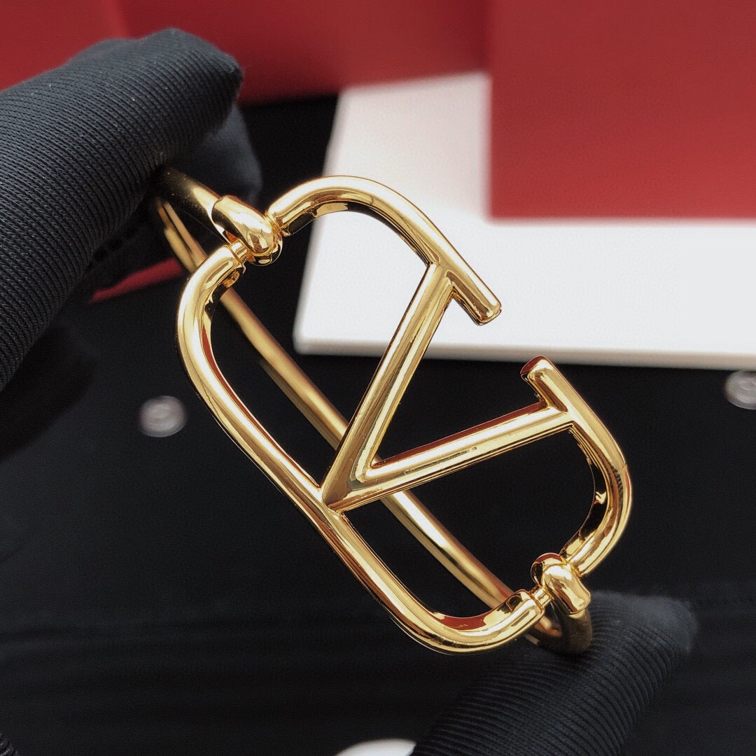 V Emblem Cuff Bracelet in Gold-Tone – Design 01 detail view