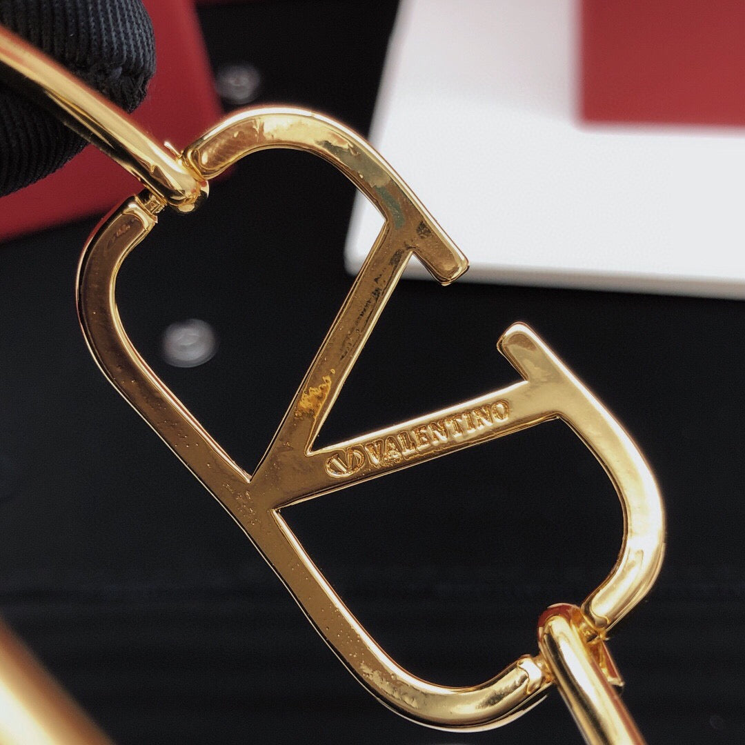 V Emblem Cuff Bracelet in Gold-Tone – Design 01 side detail