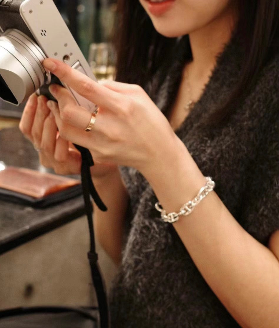 Toggle Bracelet in Polished Metal-Tone – Toggle Detail – Design 002 close-up detail