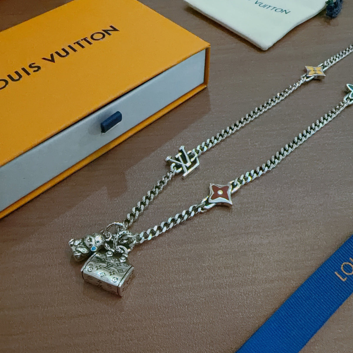 Chain Pendant Necklace in Silver-Tone – Design 036 close-up detail
