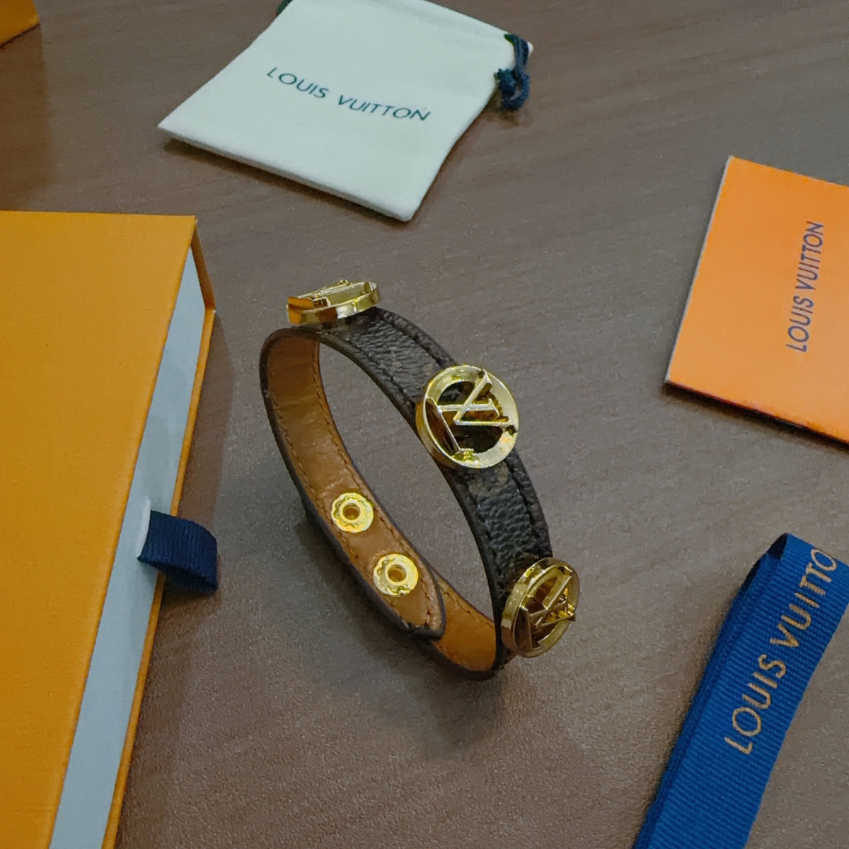 Geometric Emblem Leather-Detail Bracelet – Leather Detail – Design 018 side detail