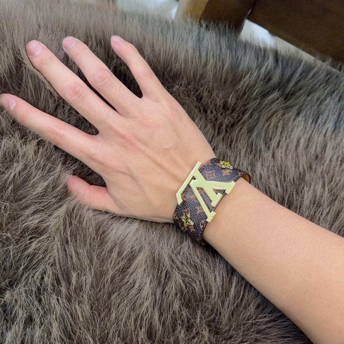 Geometric Emblem Leather-Detail Bracelet – Leather Detail – Design 015 detail view