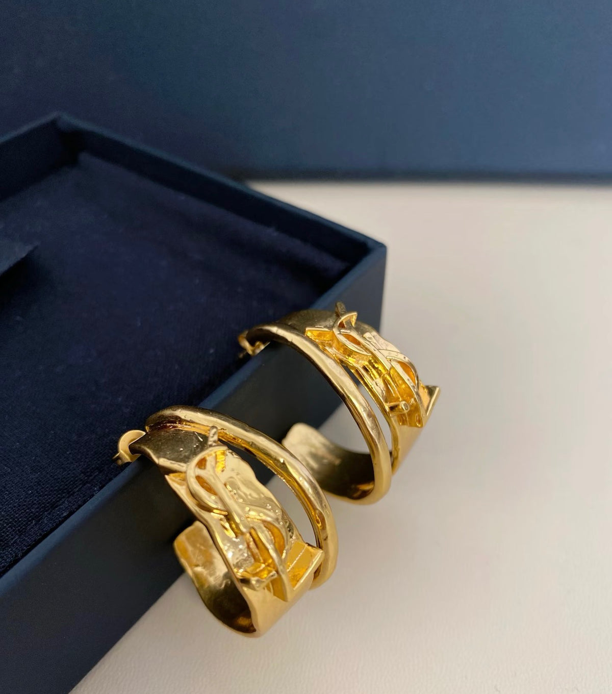 Geometric Emblem Hoop Earrings in Gold-Tone – Vintage Detail side detail