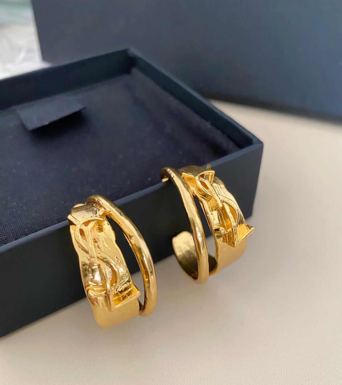 Geometric Emblem Hoop Earrings in Gold-Tone – Vintage Detail detail view
