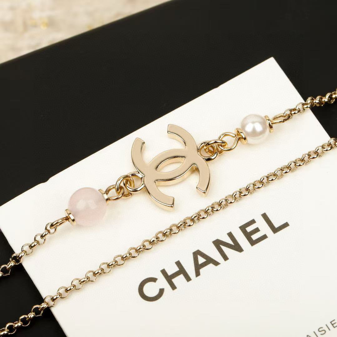 Pearl Pearl-Detail Pendant Necklace – Pearl Detail – Design 039 close-up detail