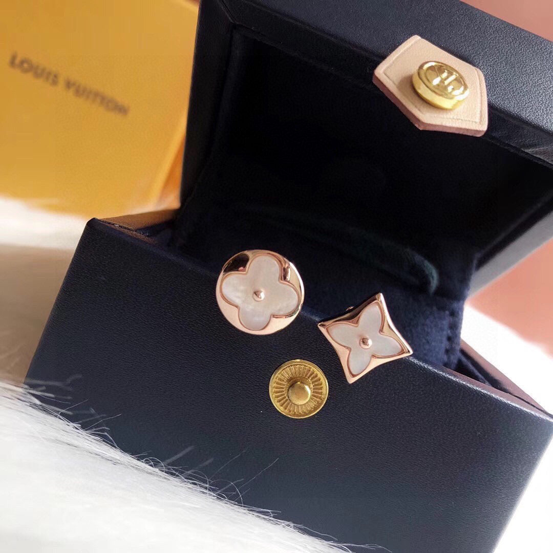 Clover Stud Earrings in Rose-Gold-Tone – Rose Gold Detail – Design 003 side detail
