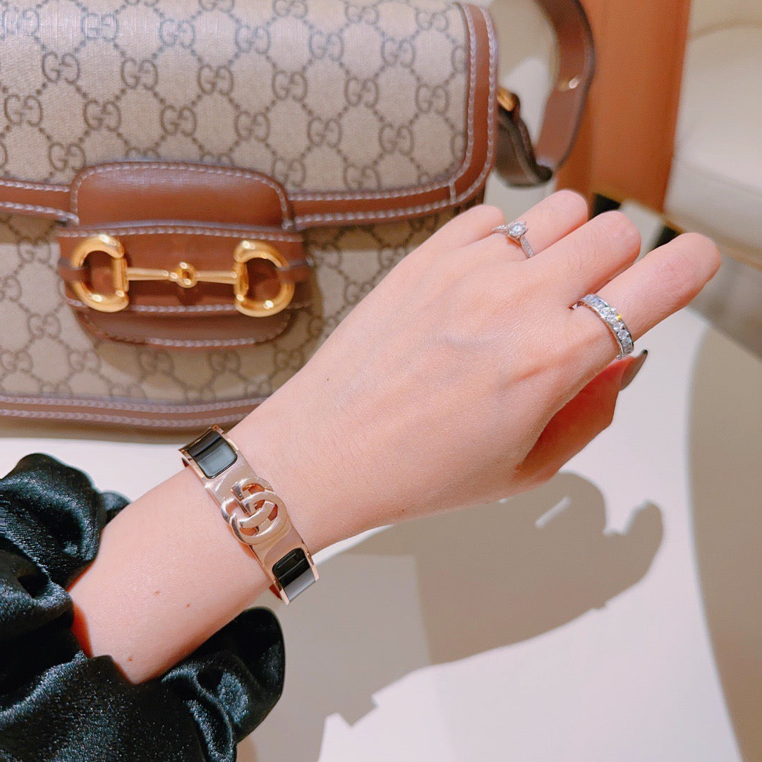 Double-G Emblem Bangle in Gold-Tone – Design 011 detail view