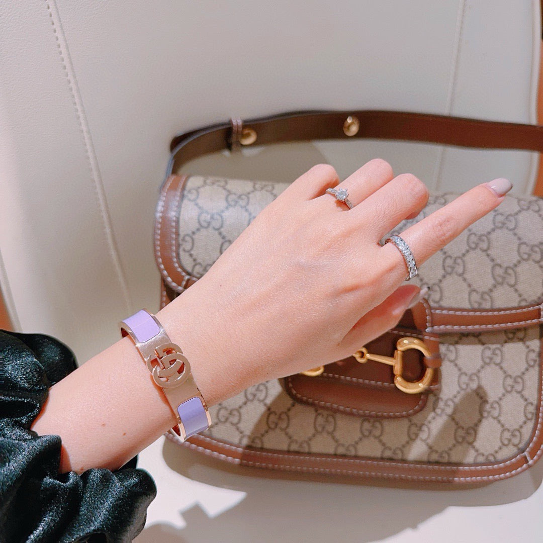 Double-G Emblem Bangle in Gold-Tone – Design 010 detail view